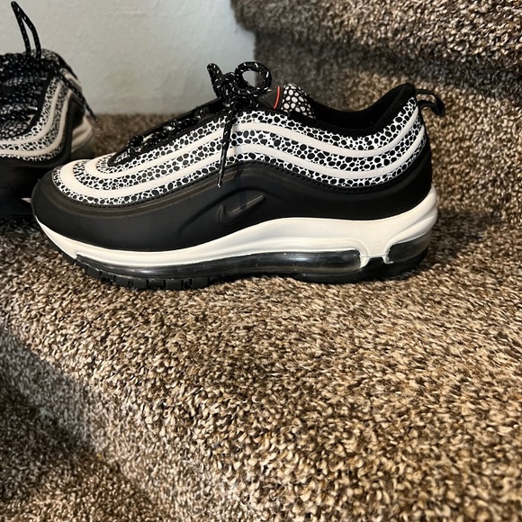 Air maxes - Picture 4 of 4